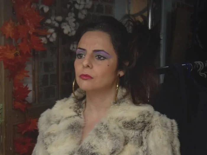 Rosana Blanco con abrigo de pelo y maquillaje llamativo en R.U.R.
